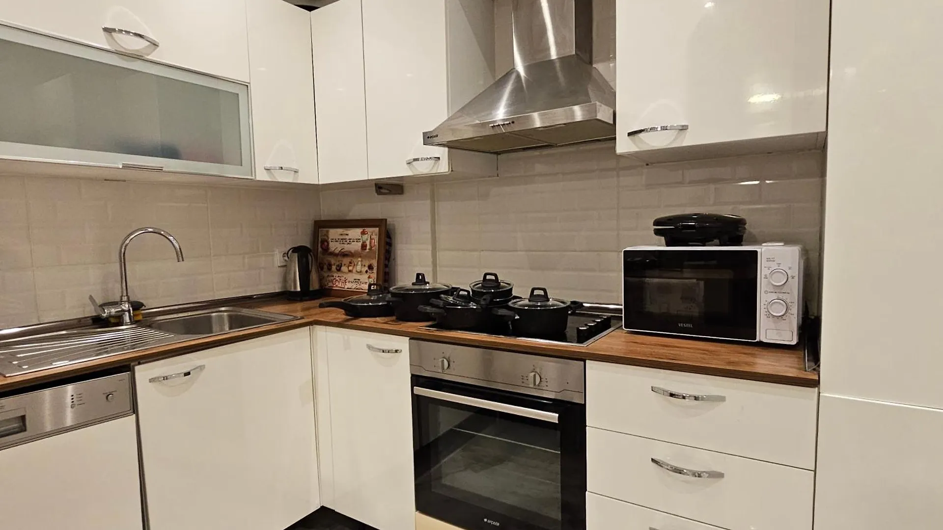 Perfect Residence Taksim, 2 Bedroom, Pool, Gym, Sauna Istanbul Apartment